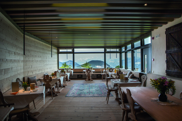 T7 1 Zirmerhof Veranda Speisesaal Marcus Gyger