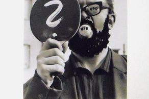 Der Architekt Walter Angonese führt durch die Ausstellungsarchitektur von Július Koller